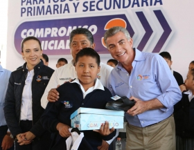 Destac&oacute; que, por primera vez, se repartieron 790 mil zapatos para estudiantes de primarias generales e ind&iacute;genas p&uacute;blicas