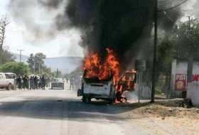 La turba quem&oacute; la unidad de transporte donde escapaban los maleantes 