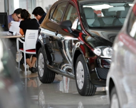 Ventas de autos en M&eacute;xico cayeron 28% en 2020