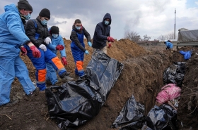 Cad&aacute;veres son colocados en una fosa com&uacute;n en las afueras de Mariupol
