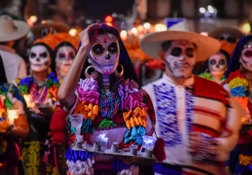 Podr&aacute;n sumarse poblanas, poblanos y visitantes vestidos de catrinas o catrines