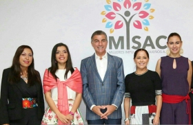 Asisti&oacute; como invitado en compa&ntilde;&iacute;a de su esposa Dinorah L&oacute;pez de Gali  a la presentaci&oacute;n  de Mujeres Impulsando Sue&ntilde;os A.C.