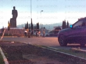 Ante la mirada de peatones debajo del monumento a D&iacute;az Ordaz 