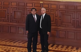  L&oacute;pez Obrador y Barbosa Huerta se tomaron una fotograf&iacute;a al pie del mural de la Batalla de Puebla