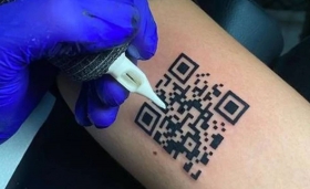 Joven se tat&uacute;a certificado Covid para entrar a establecimientos en Italia
