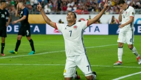 Carlos Bacca anota el &uacute;nico gol del partido