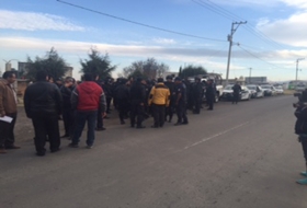 Retienen a polic&iacute;as