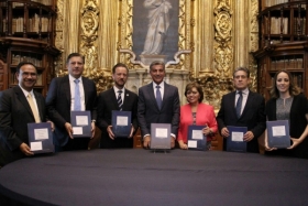 Participa Tony Gali en presentaci&oacute;n de edici&oacute;n conmemorativa de la Constituci&oacute;n Mexicana