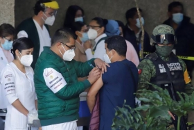 Empresas y gobiernos locales podr&aacute;n comprar vacunas: AMLO