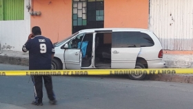 El cuerpo de la v&iacute;ctima qued&oacute; al interior del veh&iacute;culo   