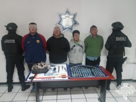 Con marros romp&iacute;an las vitrinas para robar diversos art&iacute;culos.