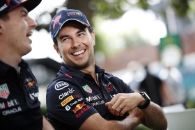 Helmut Marko, celebra que Checo P&eacute;rez se ponga a la par de Verstappen