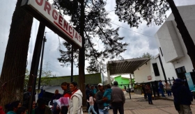 Construir hospitales p&uacute;blicos y rescatar inconclusos; 50 alrededor de todo el pa&iacute;s.