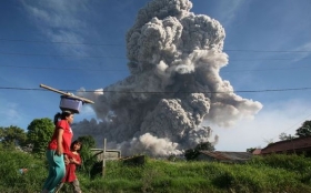 Uno de los m&aacute;s de 120 volcanes activos en Indonesia.