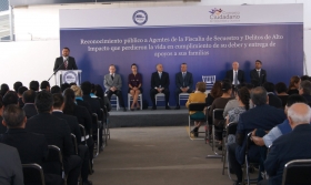 Los deudos recibieron reconocimientos por la labor de los agentes, as&iacute; como apoyos econ&oacute;micos y escolares