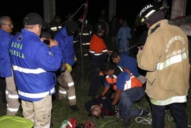 Personal de Rescate y del Grupo Rel&aacute;mpagos de Protecci&oacute;n Civil Municipal iniciaron las labores en coordinaci&oacute;n con Bomberos y personal de Cruz Roja