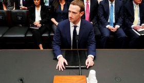 Zuckerberg se disculp&oacute; varias veces por las fallas de Facebook.