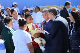 Tambi&eacute;n colocaron  la primera piedra de la Unidad de Cuidados Intensivos Neonatales 