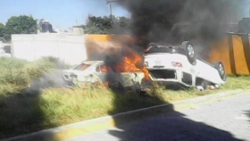 Pobladores queman veh&iacute;culos de alcalde de Tlalnepantla