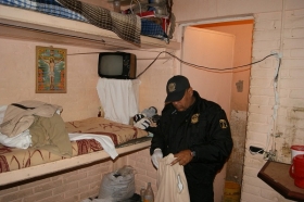 14 mil 70 pesos en efectivo, 34 gramos de hierba verde con las caracter&iacute;sticas de la marihuana, 3 navajas hechizas