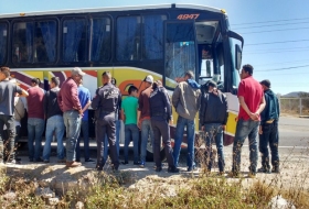 Detienen autob&uacute;s con indocumentados 