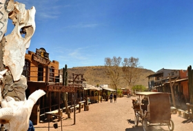 Te recomendamos visitar la &ldquo;Villa del Oeste&rdquo;.
