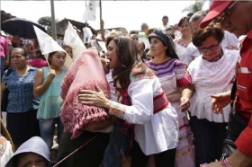 Gobierno de equilibrios ofrece Blanca Alcal&aacute; a pueblos ind&iacute;genas