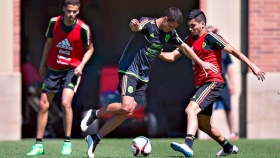 Chicharito, Vela y Giovani Dos Santos iniciar&aacute;n en el ataque