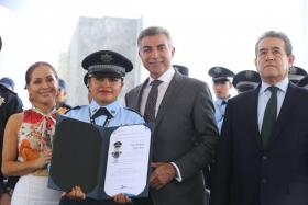 El mandatario otorg&oacute; mil 39 becas a hijos de elementos, que cursan diversos niveles 