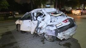 El auto qued&oacute; destrozado al estrellarse con &aacute;rboles y una caseta telef&oacute;nica  