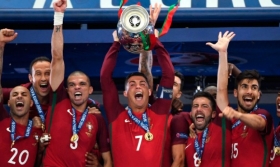 Cristiano Ronaldo levant&oacute; el trofeo de campe&oacute;n