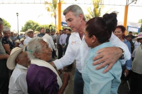 Habitantes de Tehuitzingo reciben viviendas y tambi&eacute;n se brindan apoyos al campo