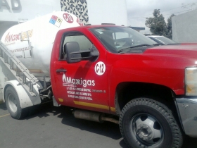 El veh&iacute;culo cuenta con leyendas de Maxxigas   