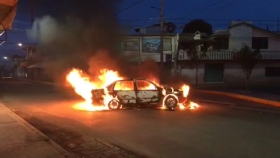 La turba prendi&oacute; fuego al auto de los presuntos delincuentes  
