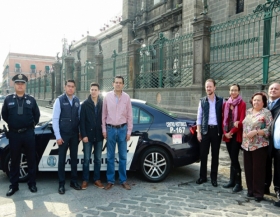 Entreg&oacute; una patrulla equipada a vecinos