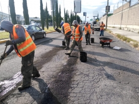 Contin&uacute;a con labores de bacheo en tramos carreteros de Puebla