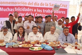 Asiste a convivio con trabajadores de la construcci&oacute;n