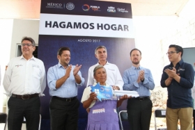 Entregaron la primera vivienda inteligente en la colonia San Jos&eacute; Zetina de San Andr&eacute;s Azumiatla -de mil 500 que se construir&aacute;n en la entidad