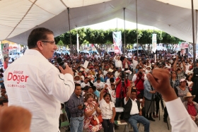 El aspirante tricolor tambi&eacute;n se reuni&oacute; con habitantes de los municipios de Acatzingo y Acajete