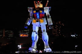 Jap&oacute;n presenta a su robot gigante en parque de diversiones