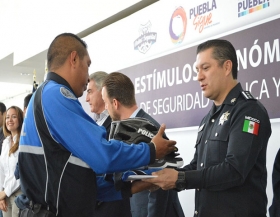 Aumento a polic&iacute;as