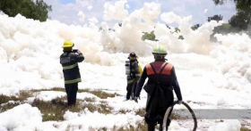 Bomberos y Protecci&oacute;n Civil Municipal laboran en la zona    