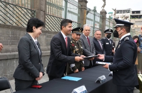 Eduardo Rivera P&eacute;rez entrega condecoraciones en el marco del d&iacute;a del Polic&iacute;a