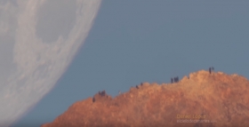 Est&aacute; siendo grabada a trav&eacute;s de un lente telesc&oacute;pico