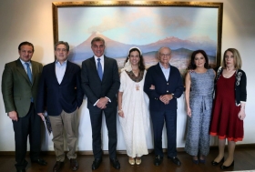 Harp Hel&uacute; preside la fundaci&oacute;n bajo el mismo nombre, enfocada en apoyar a la poblaci&oacute;n en pobreza