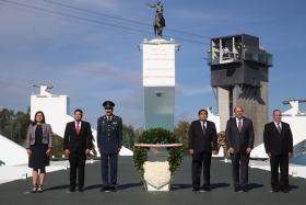El mandatario estatal coloc&oacute; una ofrenda floral y mont&oacute; una guardia de honor