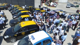 El candidato a la alcald&iacute;a de Puebla coloc&oacute; microperforados en las unidades de taxis
