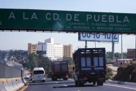 Choque entre trailers detiene tr&aacute;fico en la autopista