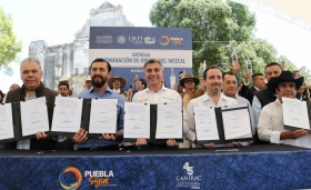  Firman convenio para la comercializaci&oacute;n de 30 mil litros de mezcal de 31 marcas poblanas