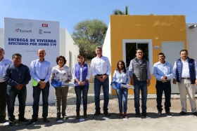  Rosario Robles y Tony Gali entregaron las primeras viviendas a los habitantes de San Juan Pilcaya, as&iacute; como nombramientos a Mujeres Vigilantes y Contraloras Sociales